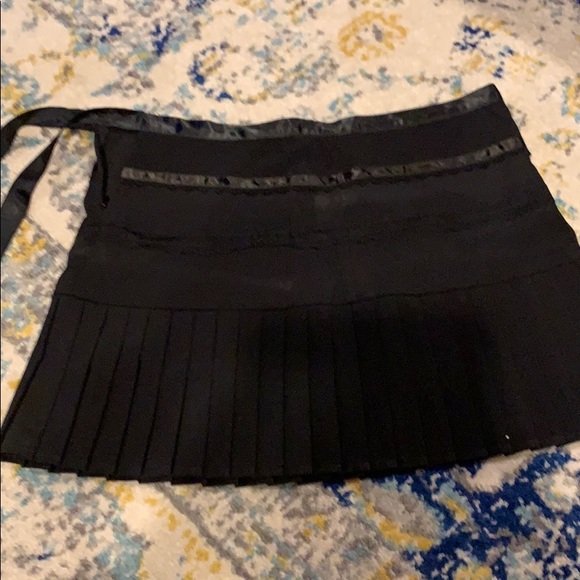 Black pleated skirt size 0. - Picture 2 of 3